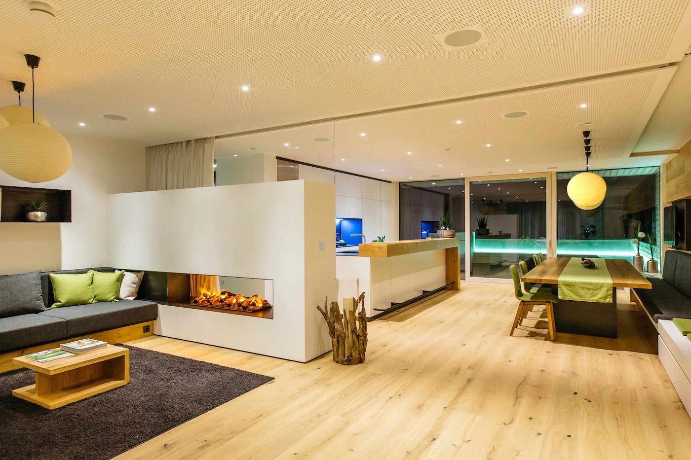 Osoba sterująca inteligentnym domem za pomocą tabletu